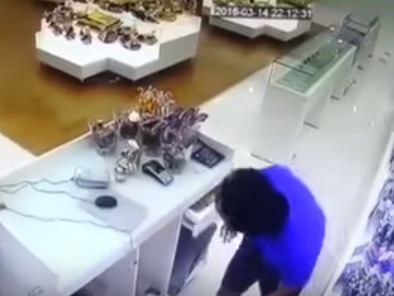 بالفيديو:سطو بالأسلحة البيضاء على محل حلويات بالرياض محل حلويات