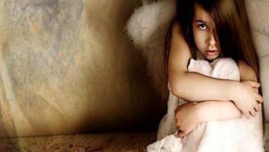 تلميذة تصاب بحالة هستيرية داخل المحكمة والحضور يجهش بالبكاء معلم يغتصب طفله