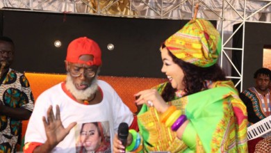 بالصورة.. ما هي حقيقة الرجل “المسن” الذي ظل يلاحق الفنانة ندى القلعة ويصر علي وضع صورتها بقميصه؟ وكيف جاء رد فعل المطربة الجماهيرية؟ ندي القلعة والمعجبين