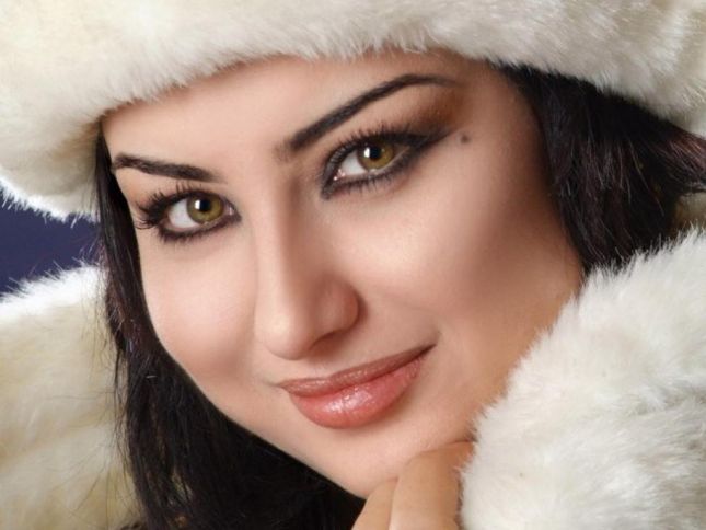 إبتسامة مذيعة “العربية” تتسبب بطلاق زوجين سعوديين مذيعة العربيه