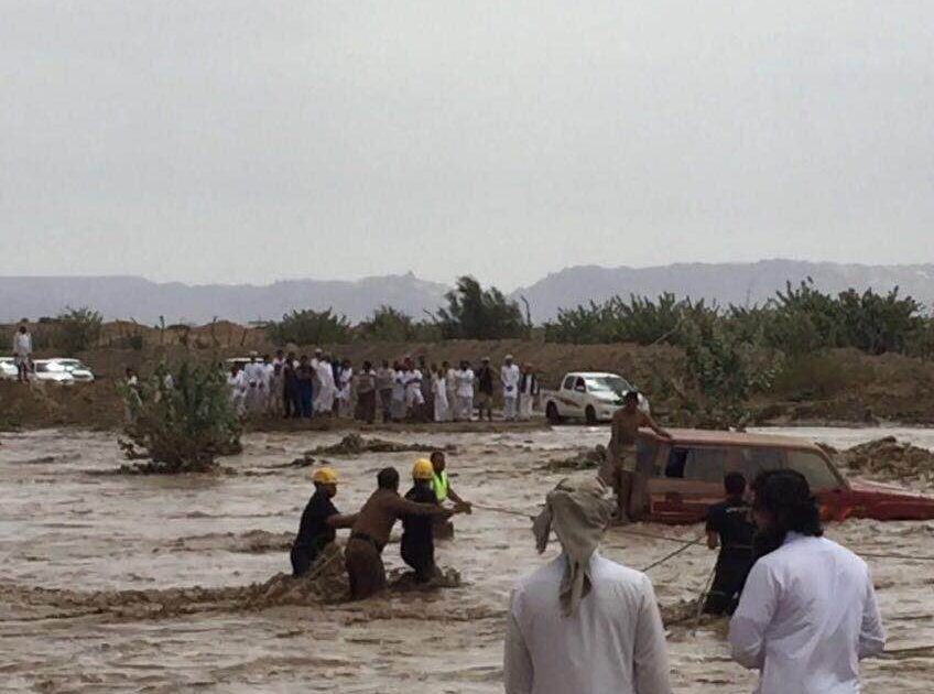 السيول تدمر قرية (النزيلة) بشرق النيل وسكانها يلجأون إلى الأسفلت aaaasss