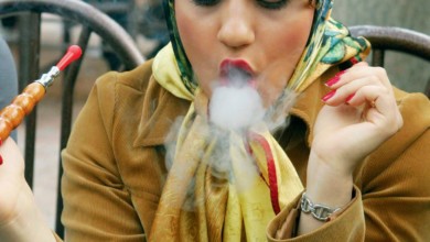 بعد منع استخدامها في الآونة الأخيرة لكنها دخلت البيوت ودخنتها الفتيات وربات المنازل ’’الشيشة’’ تقلل الخصوبة وتسبب السرطان الشيشة