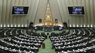 البرلمان الإيراني يطرد نائبة شابة ويجردها من مقعدها.. والمبرر أنها تصافح الرجال برلمان