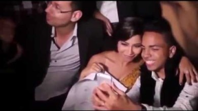 بالفيديو.. شاب مغربي يحرج المطربة شيرين ويمطرها بالقبلات 37385