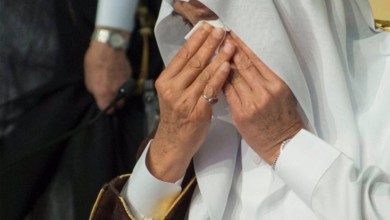 شاهد .. الملك سلمان الأب يغالب دموعه في حفل تخرج أصغر أبنائه الملك سلمان 1 - شاهد .. الملك سلمان الأب يغالب دموعه في حفل تخرج أصغر أبنائه