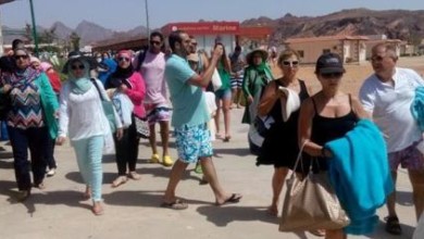 انتشار صور كاشفة لسائحات ومطالبات سعودية بتطبيق "الشريعة" في تيران سائخات
