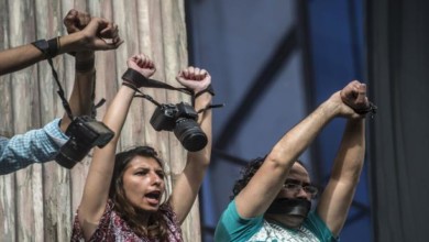 الأمن السوداني يعتقل 28 صحفيا لساعات قبل موكب رافض للرقابة صحفين مصريين