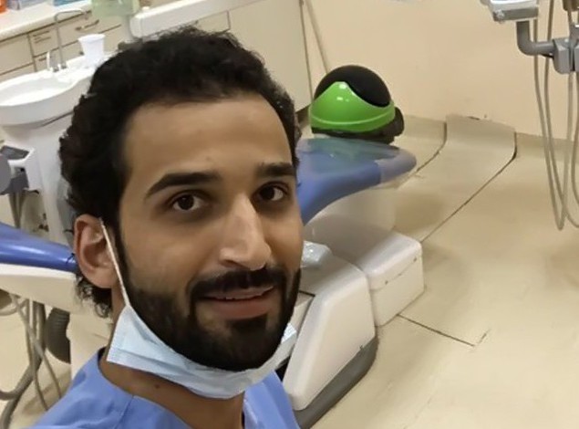 طبيب اسنان يحرق شهادتة