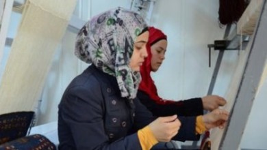الصين واليابان تشتريان منتجاً تصنعه لاجئتان سوريتان.. تعرف إليه لاجيئات
