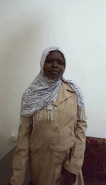 بعد أن طلقها زوجها السوري.. تفاصيل مؤثرة حول مأساة سيدة سودانية وطفلتها بـ(إدلب) السورية يسرية
