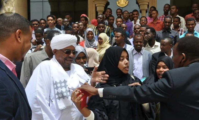 تفاصيل القصة المأساوية التي حدثت لـ(فتاة) مع حرس البشير عندما رفضت القيام له..! 13537601 834761983291128 3113599097863363509 n