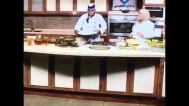 بالفيديو.. شيف أراد الاستعراض على الهواء فانقلبت حلة الطعام فوق رأسه 38276