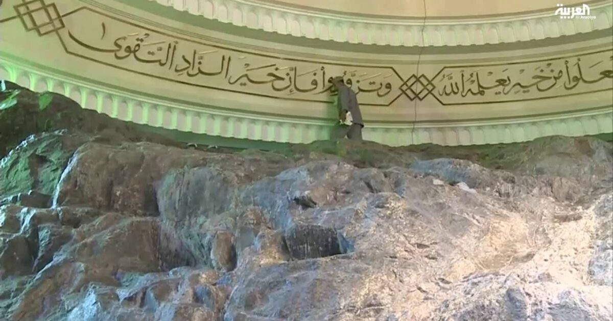 بالفيديو: شاهد كيف يتم تنظيف وتعطير باب الكعبة! 38417