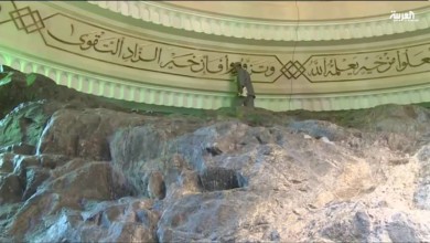 بالفيديو: شاهد كيف يتم تنظيف وتعطير باب الكعبة! 38417 - بالفيديو: شاهد كيف يتم تنظيف وتعطير باب الكعبة!