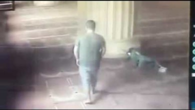 شاهد.. لحظة سرقة شاب أثناء نومه في مسجد برمضان 38803