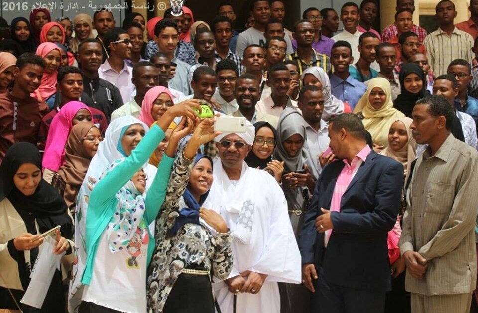 حقيقة مرض الرئيس السوداني عمر البشير وطلب نقله بطائرة خاصة الى روسيا bashir