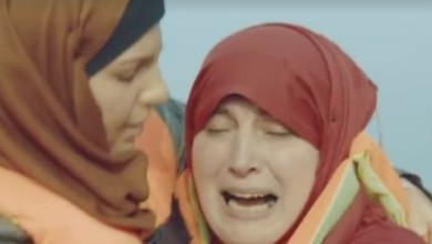 سيدة سورية أبكت فريق عمل "سيلفي 2".. والقصبي: الفاجعة أكبر من الدموع سورية ببرنامج سيلفي - سيدة سورية أبكت فريق عمل "سيلفي 2".. والقصبي: الفاجعة أكبر من الدموع