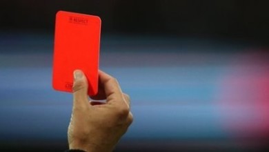 لاعب كرة قدم سويدي يخرج "ريحاً" قرب خصمه.. وهذا رد فعل الحكم كرت - لاعب كرة قدم سويدي يخرج "ريحاً" قرب خصمه.. وهذا رد فعل الحكم