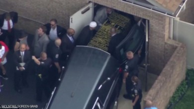 محمد علي يعود لمدينته.. وآيات قرآنية على نعشه محمد علي يعود لمدينته.. وآيات قرآنية على نعشه - محمد علي يعود لمدينته.. وآيات قرآنية على نعشه
