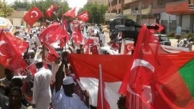 بالصور .. القنصل التركي بالخرطوم يخاطب مسيرة شعبية مؤيدة للشرعية والديمقراطية في بلاده 13690883 10206674386314351 497803010922689354 n