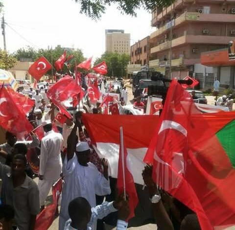 بالصور .. القنصل التركي بالخرطوم يخاطب مسيرة شعبية مؤيدة للشرعية والديمقراطية في بلاده 13690883 10206674386314351 497803010922689354 n