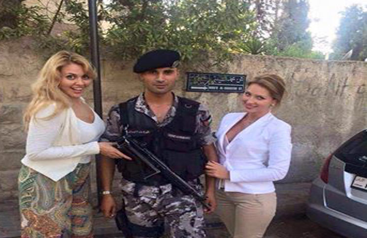 صورة لشرطي أردني مع موظفات السفارة الروسية في العاصمة عمّان تثير جدلاً 145