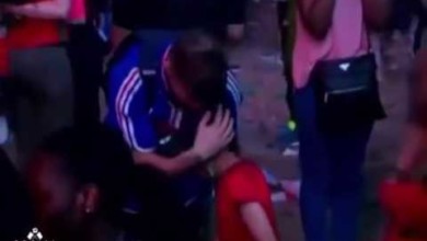 لقطة اليورو..طفل برتغالي يواسي مشجعاً فرنسياً عقب المباراة النهائية 40398 - لقطة اليورو..طفل برتغالي يواسي مشجعاً فرنسياً عقب المباراة النهائية