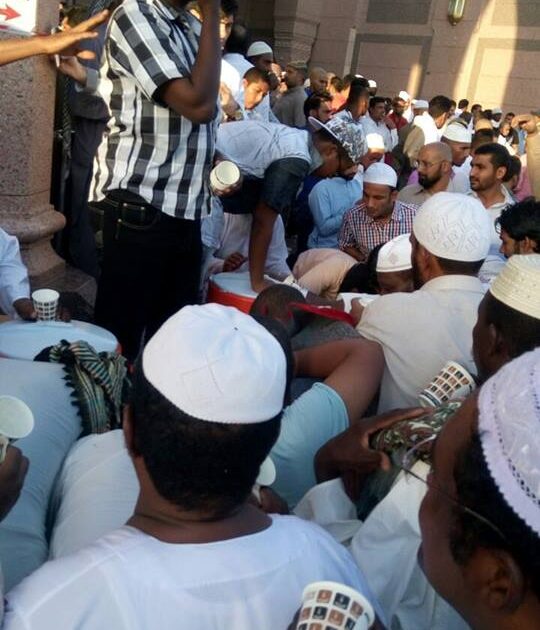 بالصور .. الكرم سوداني | سودانيون يوزعون الفطائر والشاي صباح العيد بالمدينة المنورة للمصلين 541