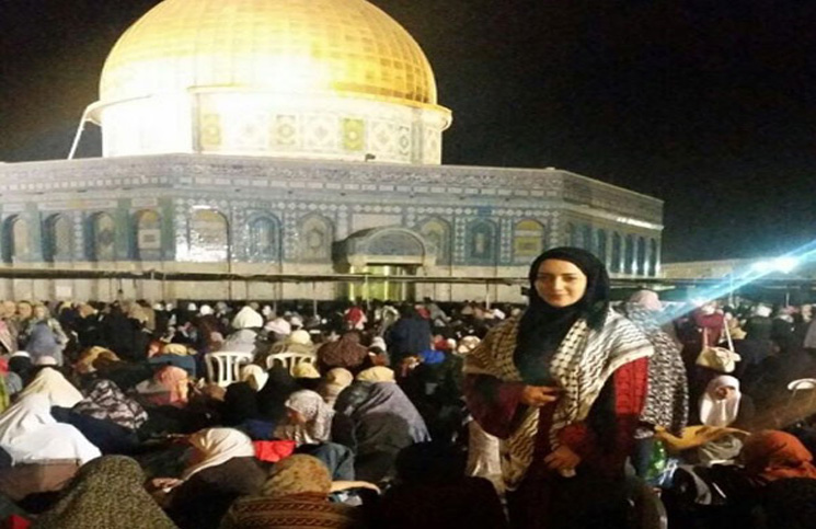 الفنانة الفلسطينية منال موسى تصلي قيام الليل داخل المسجد الأقصى 610