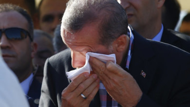 شاهد أردوغان يبكي حزناً على رفيق دربه الذي قتل في الانقلاب اردوغان جنازة - شاهد أردوغان يبكي حزناً على رفيق دربه الذي قتل في الانقلاب