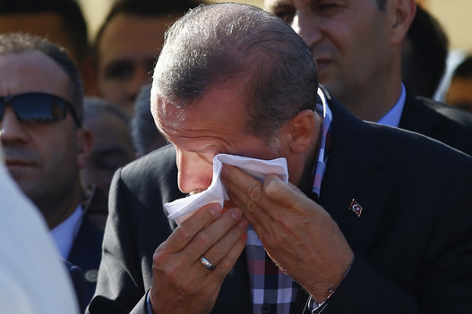 شاهد أردوغان يبكي حزناً على رفيق دربه الذي قتل في الانقلاب اردوغان جنازة