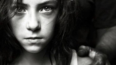 المهووس الجنسي .. والطفلة على السطح طفلة - المهووس الجنسي .. والطفلة على السطح