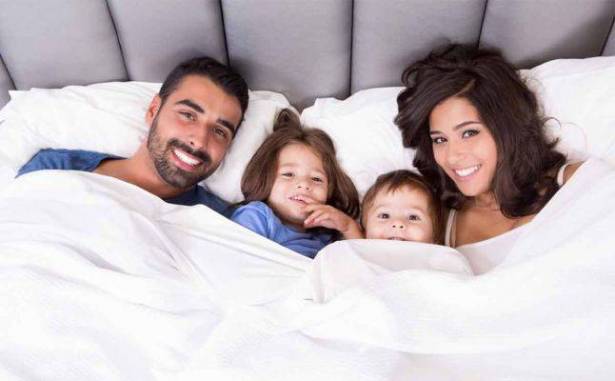 5 أمور عليك وزوجك القيام بها امام طفلكما! عائلة
