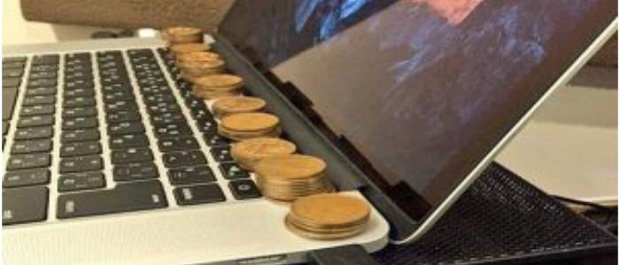تعرف على فائدة وضع بعض العملات المعدنية على سطح جسم الكمبيوتر المحمول الخاص بك كمبيوتر