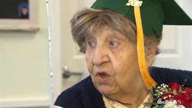 حصلت على الشهادة الثانوية في عيد ميلادها الـ100! مسنة