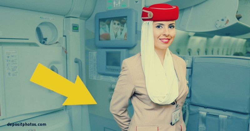 ما هو سر وضع المضيفات أيديهن وراء ظهورهن على متن الطائرة؟ مضيفة