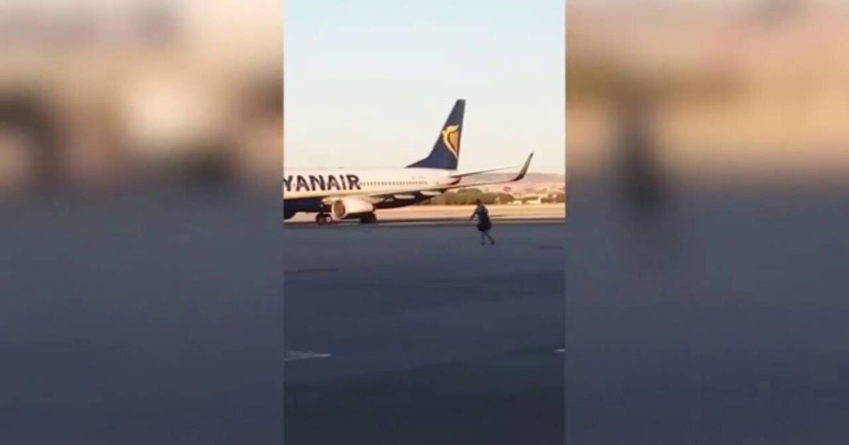 شاهد ..مسافر يحاول اللحاق بالطائرة بعد إقلاعها 42691