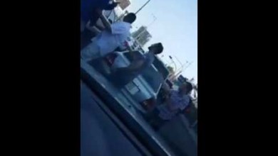 شاهد.. مضاربة بين مواطن ومقيم بسبب خطأ مروري 43504 - شاهد.. مضاربة بين مواطن ومقيم بسبب خطأ مروري