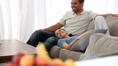 طريقة جلوسكما أمام شاشة التلفزيون تكشف الكثير من أسراركما زوجين 1 - طريقة جلوسكما أمام شاشة التلفزيون تكشف الكثير من أسراركما