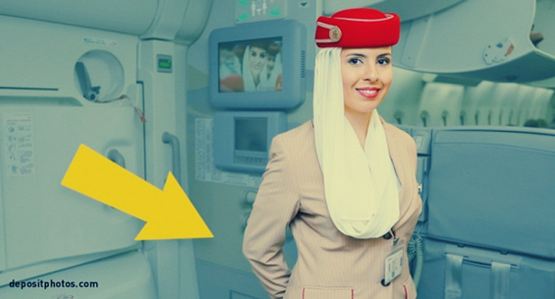 ما هو سر وضع المضيفات أيديهن وراء ظهورهن على متن الطائرة؟ مضيفة