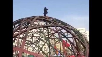 شاهد.. محاولة انتحار فاشلة من أعلى “الكرة الأرضية”! 46070 - شاهد.. محاولة انتحار فاشلة من أعلى “الكرة الأرضية”!