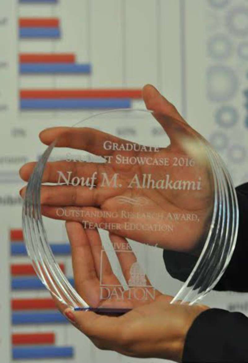 أوهايو .. مبتعثة سعودية تحصد جائزة التميُّز البحثي بين 20 طالباً أمريكياً 580da22cc1f0b