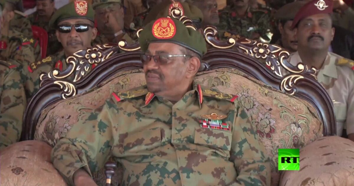 السيارات العسكرية تؤمن الخرطوم، هل ما يحدث إنقلاب عسكري في السودان أم استعداد لإعلان حالة الطوارئ وفرض حظر التجول؟ 48413