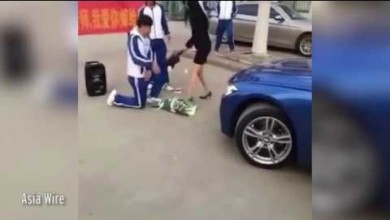 بالفيديو ...طالب صيني يُفاجئ معلمته ويطلب منها الزواج: رد غير متوقع منها 48998