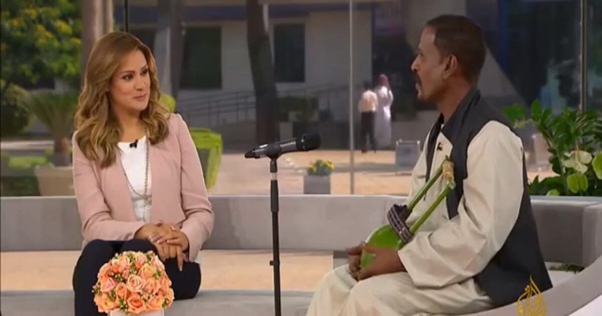 شاهد بالفيديو ... قناة الجزيرة تستضيف نجم الطمبور السوداني محمد النصري 49109