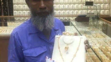 صورة عابرة يبثّها متطفل تنقل وافداً من الفقر إلى الشهرة والهدايا الذهبية 584547cd3c038
