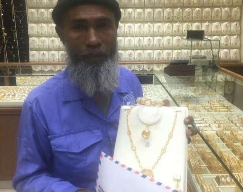 صورة عابرة يبثّها متطفل تنقل وافداً من الفقر إلى الشهرة والهدايا الذهبية 584547cd3c038