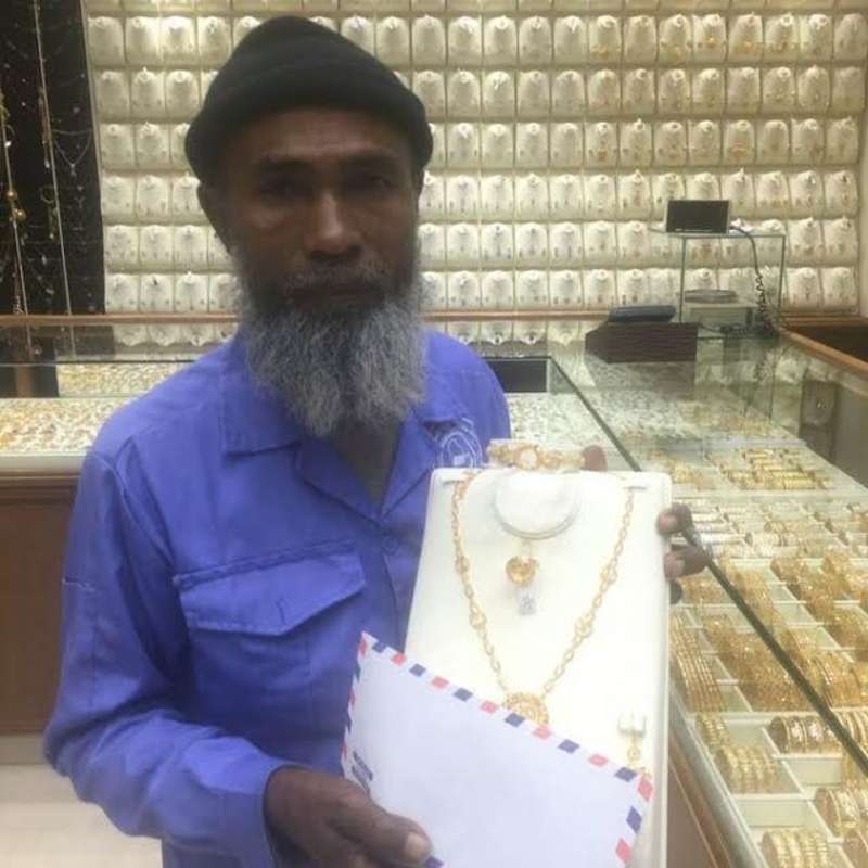 صورة عابرة يبثّها متطفل تنقل وافداً من الفقر إلى الشهرة والهدايا الذهبية 584547cd3c038