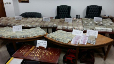 "كنز" في منزل موظف مصري متهم بالرشوة رشوة - "كنز" في منزل موظف مصري متهم بالرشوة