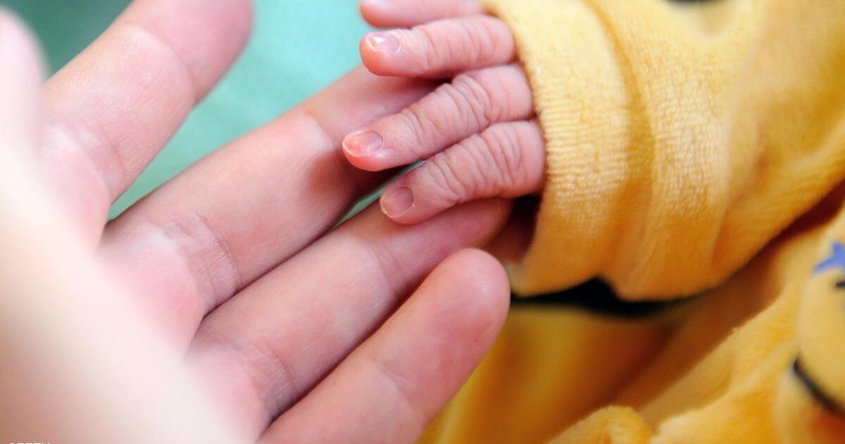 جدة تعيد حفيدها حديث الولادة للمستشفى لسبب غريب جده وحفيدها